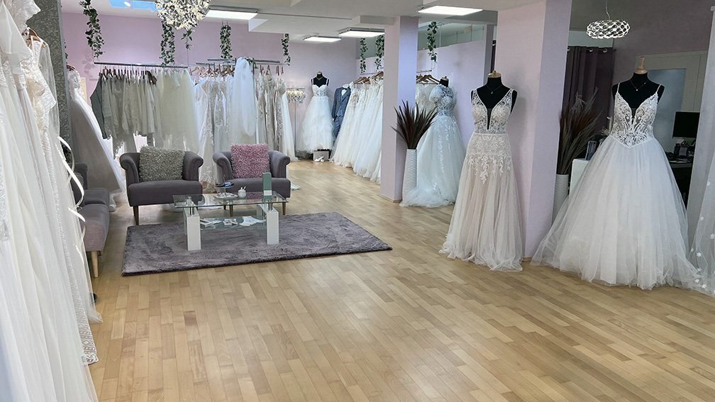Das helle Brautstudio BRAUTKULTUR mit Sitzecke und Brautkleidern
